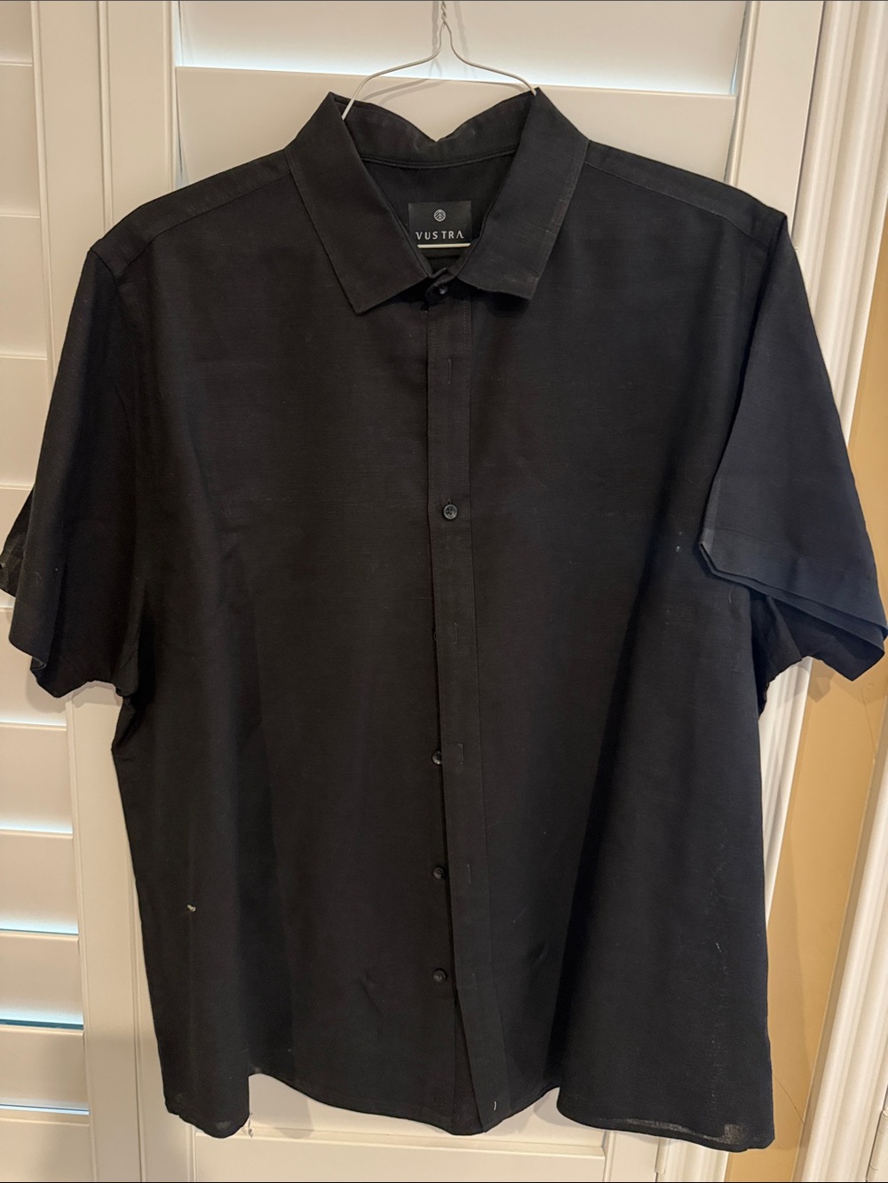 Vustra Men's Black Short-Sleeve Button-Down Shirt - Modern Casual
